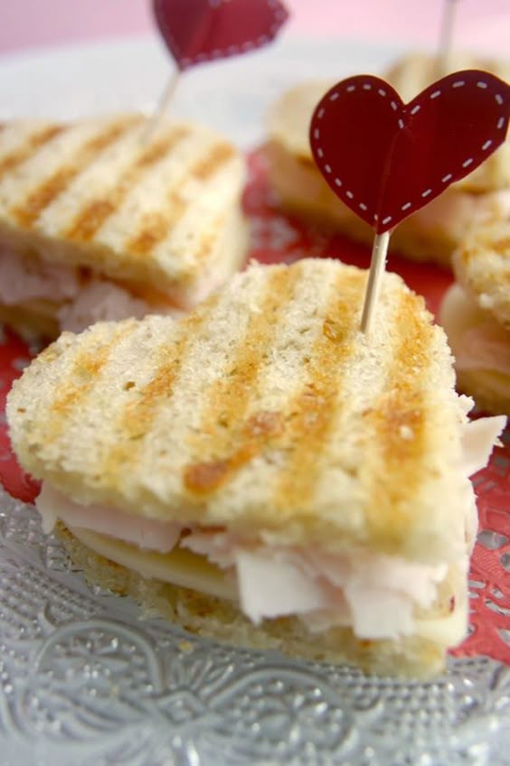 detalles para enamorar Ya viene San Valentin, el en este dia de los Enamorados no hay nada mas rico que pasarlo con nuestro amor disfrutando de uno de los placeres mas ricos de la vida: ¡comer!.. jejeje si, ya se que pensaron en el otro placer bandidos! eso lo dejamos para después de la cena.. ¿o antes? No hace falta rompernos la cabeza para este día, siempre he pensado que las cosas mientras mas sencillas sean, resultan más bonitas y especiales .. ademas la idea no es llegar a la cena agotadas y estresadas. Empez...